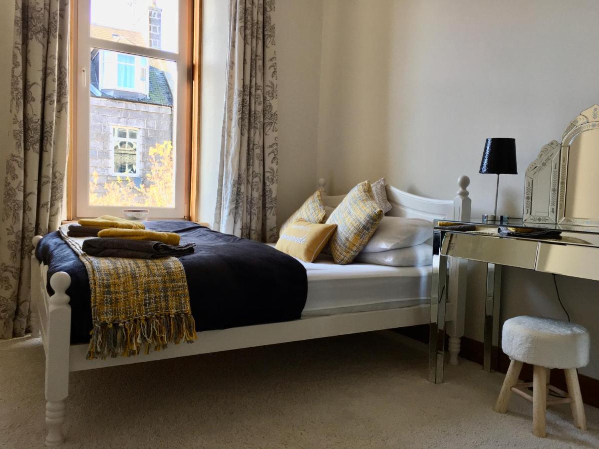 Cosy 2 Bedroom Central Apartment - Free Parking, Free WiFi Aberdeen Buitenkant foto